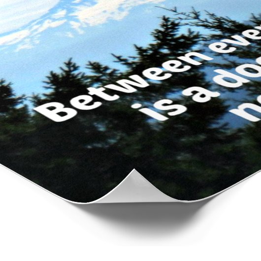 John Muir: "Tussen de twee pijnbomen is een deur" Poster (Hoek)