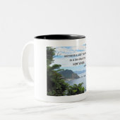 John Muir: "Tussen de twee pijnbomen is een deur" Tweekleurige Koffiemok (Voorkant links)