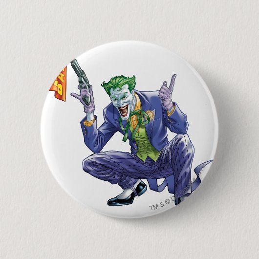 Joker met nep-pistool ronde button 5,7 cm (Voorkant)