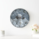 Jolly Christmas Snowman Delight Grote Klok<br><div class="desc">Een charmante sneeuwman met een vrolijke uitstraling en een gezellig pet staat trots te midden van een sereen winterlandschap. Majestueuze bergen creëer hebben een prachtige achtergrond,  terwijl delicate sterren twinkelen in een nachtelijke hemel. Een miniatuurboom verbetert de feestelijke sfeer.</div>
