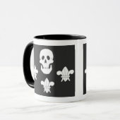 JOLLY ROGER SKULL EN DRIE LILILIES FLAG MOK (Voorkant links)