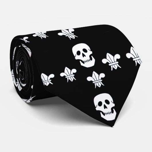JOLLY ROGER SKULL EN DRIE LILILIES FLAG STROPDAS (Opgerold)