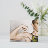 Jong blond vrouw buigt bicepspier terwijl briefkaart (Staand voorkant)