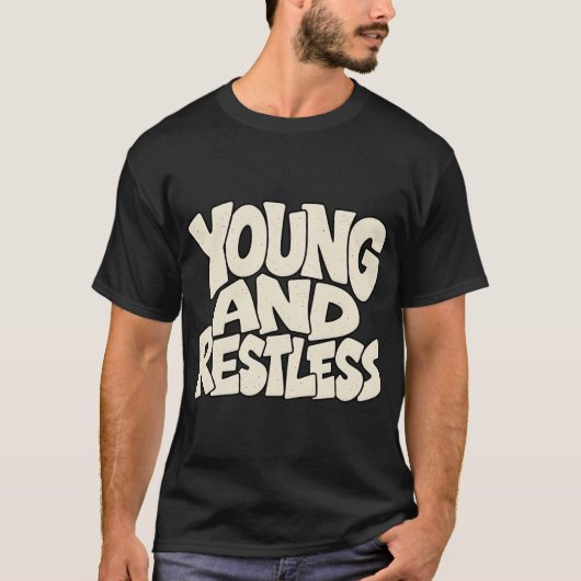  Jong En Rusteloos Vette Typografie T-shirt (Voorkant)