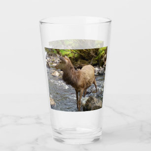 Jong hert aan de rivier aanpasbare natuur kunst glas