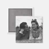 Jong koppel liggend op gras magneet (Voorkant / Achterkant)