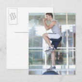 jong man dat een evenwichtsverhogende actie ondern briefkaart (Voorkant / Achterkant)