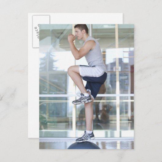 jong man dat een evenwichtsverhogende actie ondern briefkaart (Voorkant / Achterkant)
