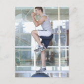 jong man dat een evenwichtsverhogende actie ondern briefkaart (Voorkant)