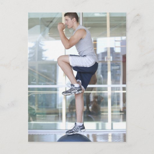 jong man dat een evenwichtsverhogende actie ondern briefkaart (Voorkant)