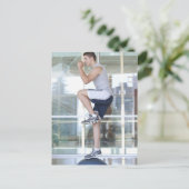 jong man dat een evenwichtsverhogende actie ondern briefkaart (Staand voorkant)