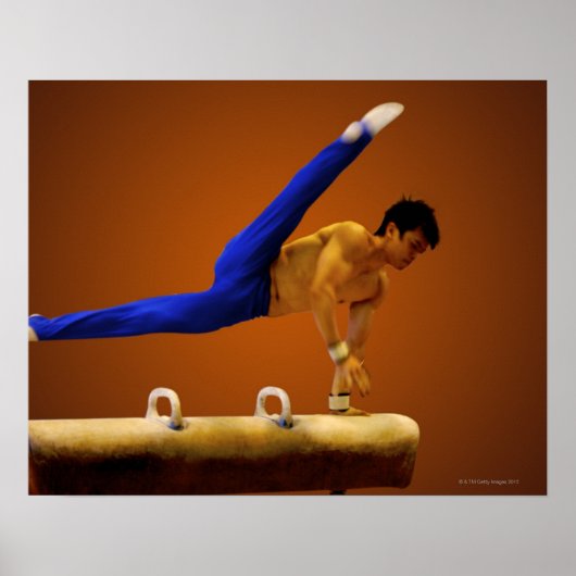 Jong man dat gymnastiek op de pommel oefent poster (Voorkant)