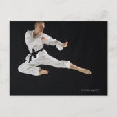 Jong man dat karate schoppen in zwart briefkaart (Voorkant)