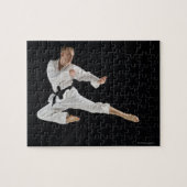 Jong man dat karate schoppen in zwart legpuzzel (Horizontaal)