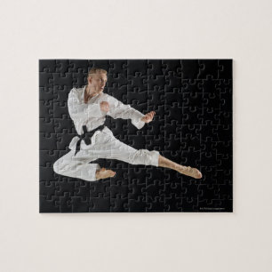 Jong man dat karate schoppen in zwart legpuzzel