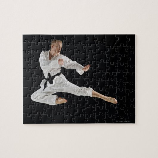 Jong man dat karate schoppen in zwart legpuzzel (Horizontaal)