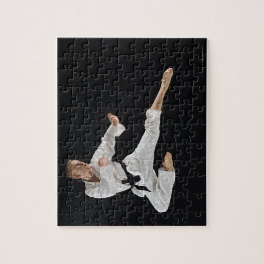 Jong man dat karate schoppen in zwart legpuzzel (Verticaal)