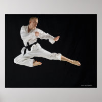 Jong man dat karate schoppen in zwart