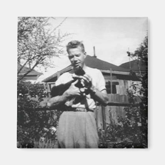 Jong man met een kat in zijn hand magneet (Voorkant)