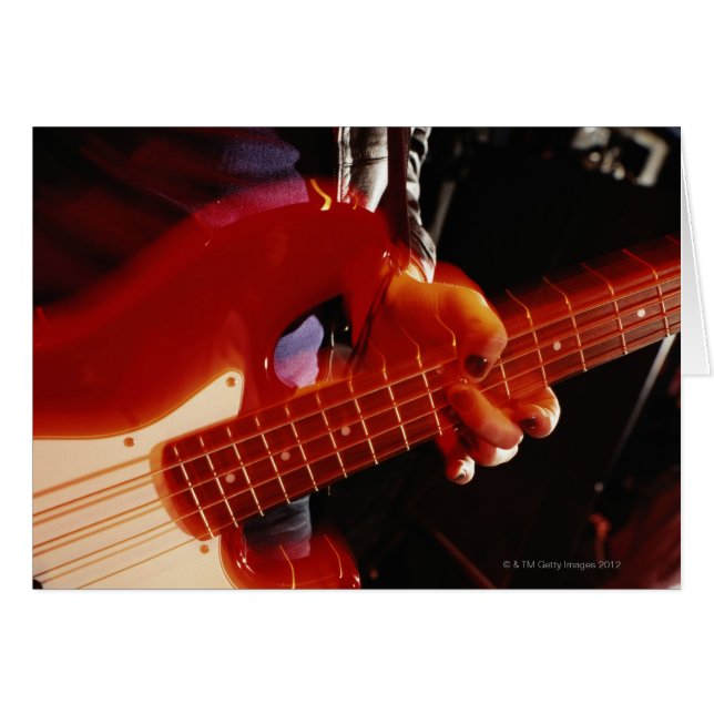 Jong man spelen basgitaar, close-up van de hand (Voorkant Horizontaal)