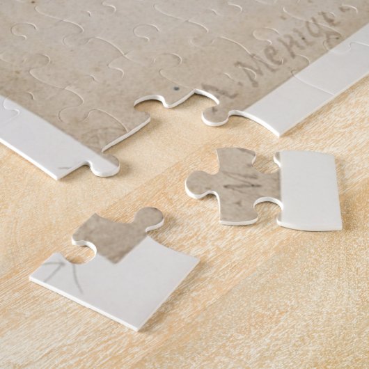 Jong man wijst omhoog, houdt vrouw bewusteloos legpuzzel (Zijkant)