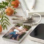 Jong meisje dat zichzelf verdedigt tegen Eros Cupi Sleutelhanger (Voorkant Rechts)