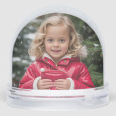 Jong meisje in rode kerstfoto sneeuwbol (Achterkant)