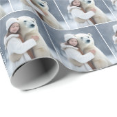 Jong meisje knuffelen een polar Beer Cadeaupapier (Rol Hoek)