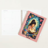 Jong meisje leest met haar hond Voeg naam & tekst Planner (Display)