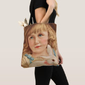 Jong meisje met witte konijn tote bag (Dichtbij)