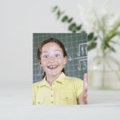 jong meisje voor bord die idee hebben briefkaart (Staand voorkant)