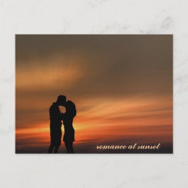 Jong romantisch stel in zonsondergang, briefkaart