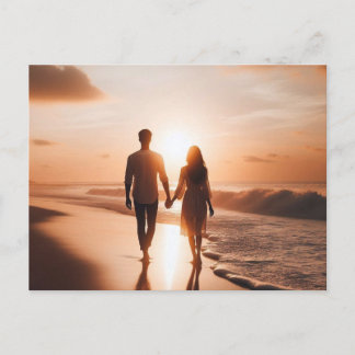 Jong stel loopt op het strand bij zonsondergang briefkaart