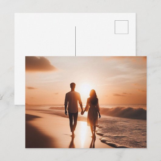 Jong stel loopt op het strand bij zonsondergang briefkaart (Voorkant / Achterkant)
