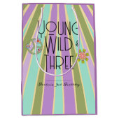 Jong, Wild & Drie | Verjaardagscadeauzak | Koelen Medium Cadeauzakje (Voorkant)