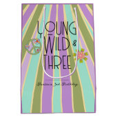 Jong, Wild & Drie | Verjaardagscadeauzak | Koelen Medium Cadeauzakje (Achterkant)