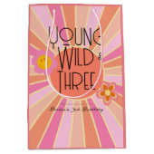 Jong, Wild & Drie | Verjaardagscadeauzak | roze Medium Cadeauzakje (Voorkant)