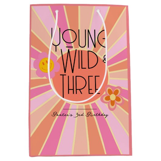 Jong, Wild & Drie | Verjaardagscadeauzak | roze Medium Cadeauzakje (Voorkant)