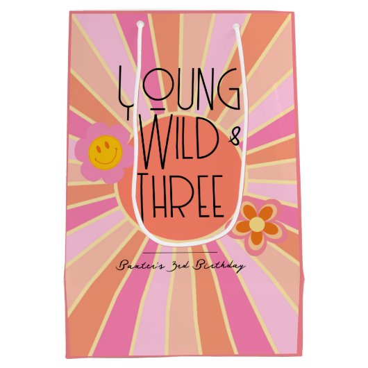 Jong, Wild & Drie | Verjaardagscadeauzak | roze Medium Cadeauzakje (Achterkant)