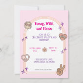 Jong, wild, & drie verjaardagsuitnodiging kaart (Voorkant)