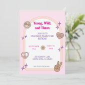 Jong, wild, & drie verjaardagsuitnodiging kaart (Staand voorkant)