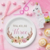 Jong wild en drie borden op het verjaardagsdagsbla papieren bordje (Feest)