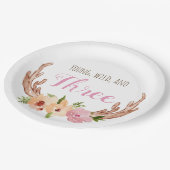 Jong wild en drie borden op het verjaardagsdagsbla papieren bordje (Gekanteld)