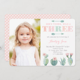 Jong, wild en drie meisje cactussen foto kaart