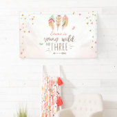 Jong wild en drie verjaardag banner Roze Meisje (Insitu)