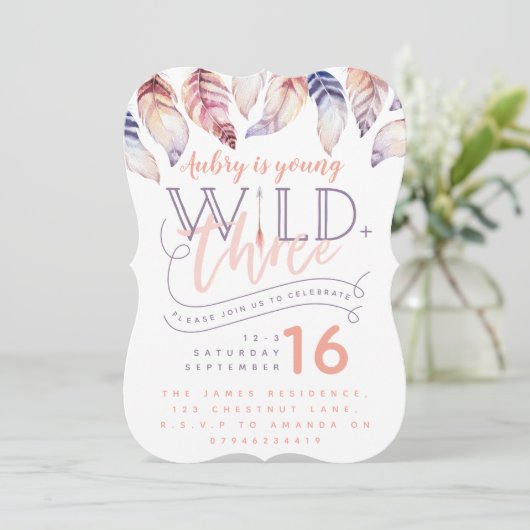 Jong, wild en drie verjaardagsuitnodiging. kaart (Staand voorkant)