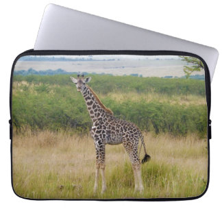 Jonge Afrikaanse Giraffe in Kenyan Savannah Scene Laptop Sleeve