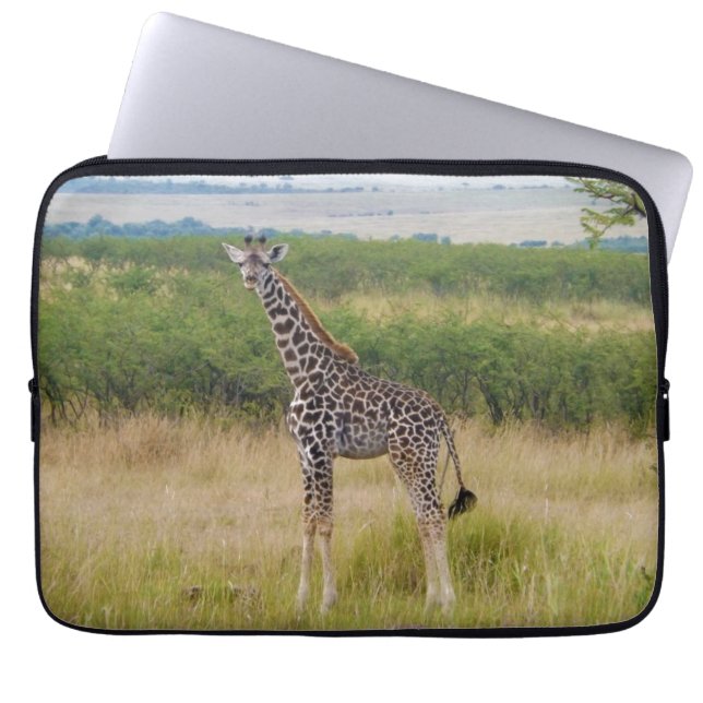 Jonge Afrikaanse Giraffe in Kenyan Savannah Scene Laptop Sleeve (Voorkant)