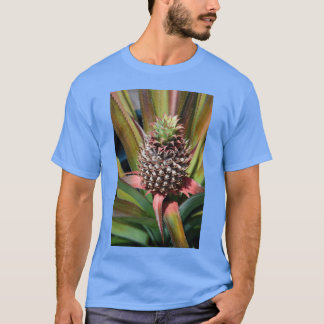 Jonge ananas groeit onder de tropische zon retro t-shirt