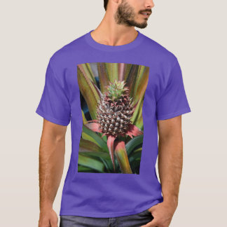 Jonge ananas groeit onder de tropische zon t-shirt